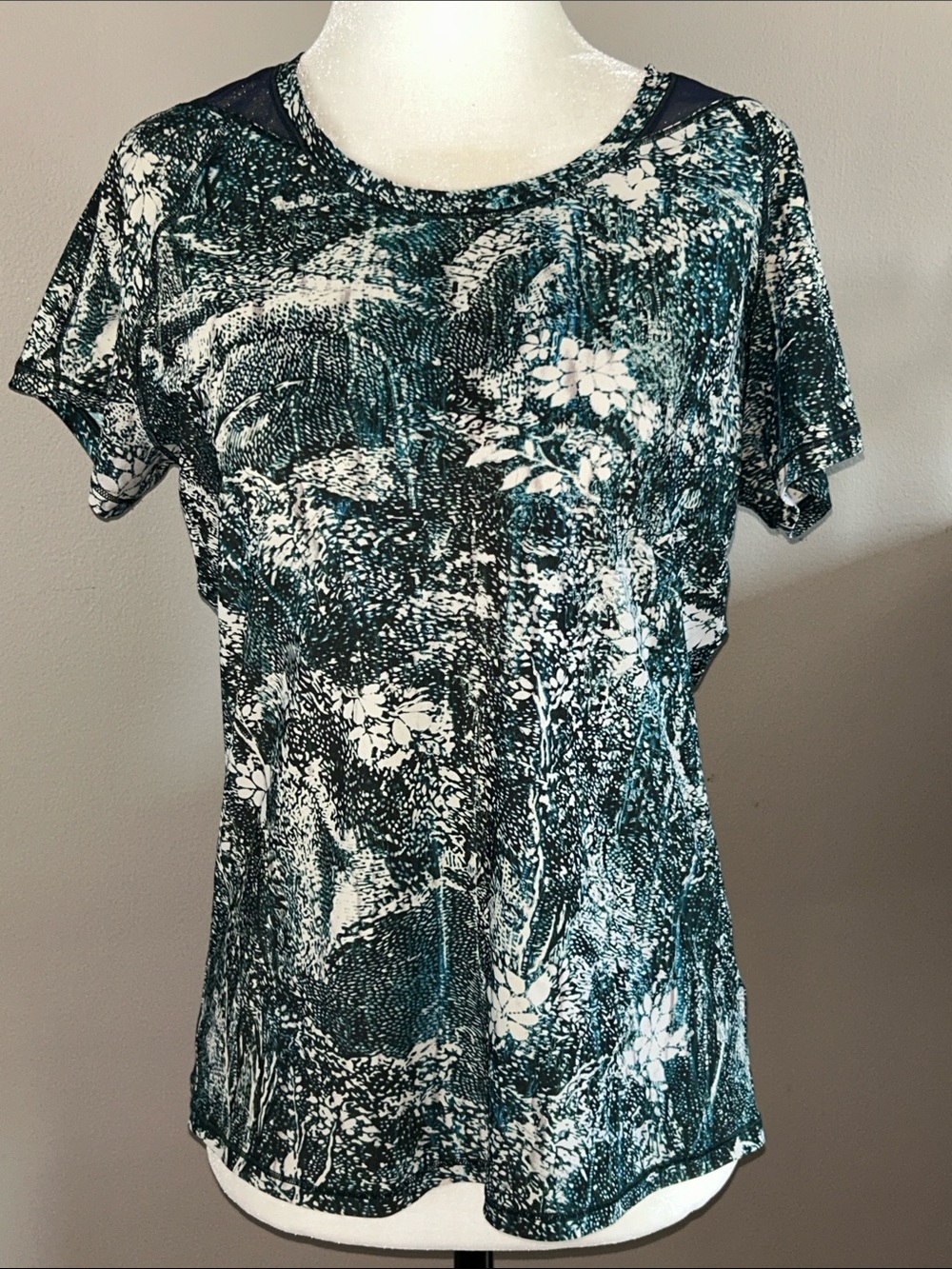 lululemon athletica Teal and White Floral Short Sleeve Tee size 10